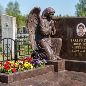 Гранитный памятник фигурный с гравировкой винограда и ангела