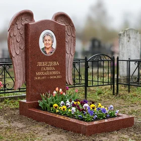 Гранитный памятник из красного гранита с фигурной стелой