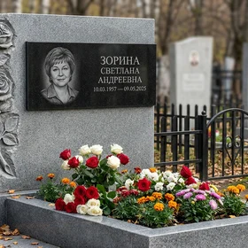 Гранитный памятник фигурный с крестом, цветник