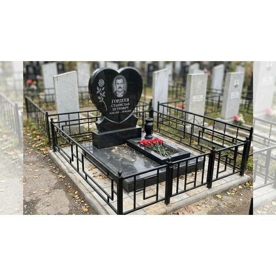 Гранитный памятник в форме сердца