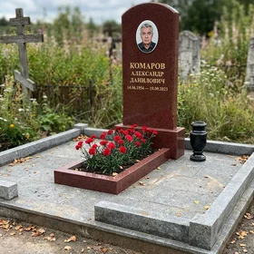 Гранитный памятник с арочным верхом