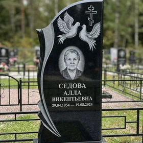 Гранитный памятник с голубями и православным крестом
