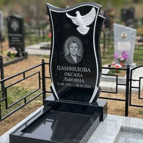 Комбинированный памятник с резным голубем и стелой необычной формы