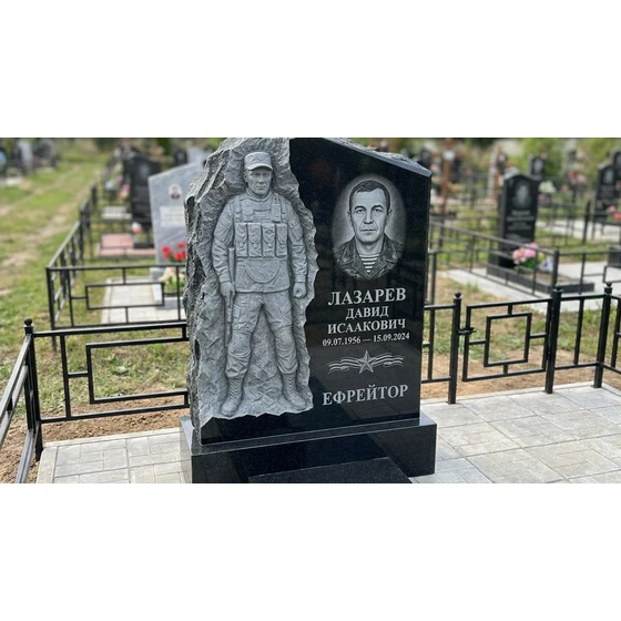 Комбинированный памятник Военному со Скульптурой и Гравировкой