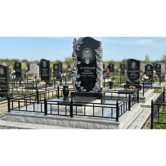 Гранитный памятник с резьбой по камню и гравировкой роз