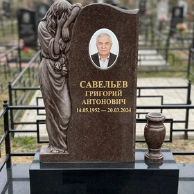 Гранитный памятник с плачущей Девой и розами