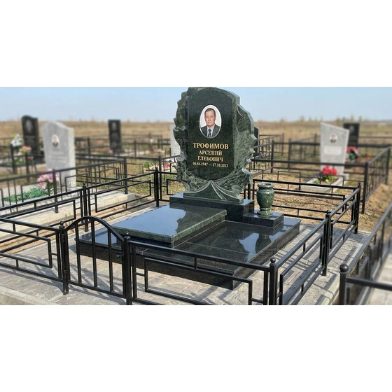 Гранитный памятник с резным деревом и портретом