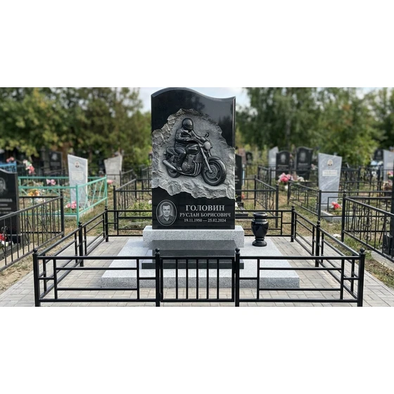 Гранитный памятник с резьбой мотоцикла