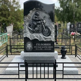Гранитный памятник с резьбой мотоцикла