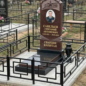 Комбинированный памятник военному с лавровым венком