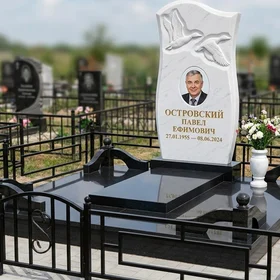 Комбинированный памятник с резными голубями и портретом