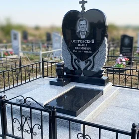 Комбинированный памятник сердце с крыльями и лебедями