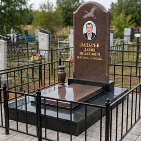 Комбинированный памятник с аркой и гравировкой журавля
