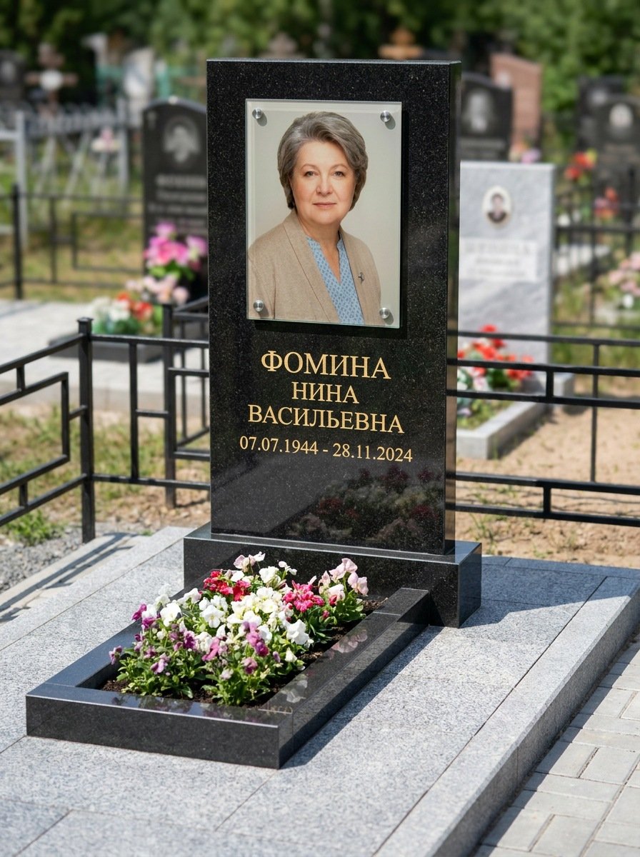 Портрет на памятнике в Рязани — Цветной портрет, вплавленный в стекло, на чёрном граните