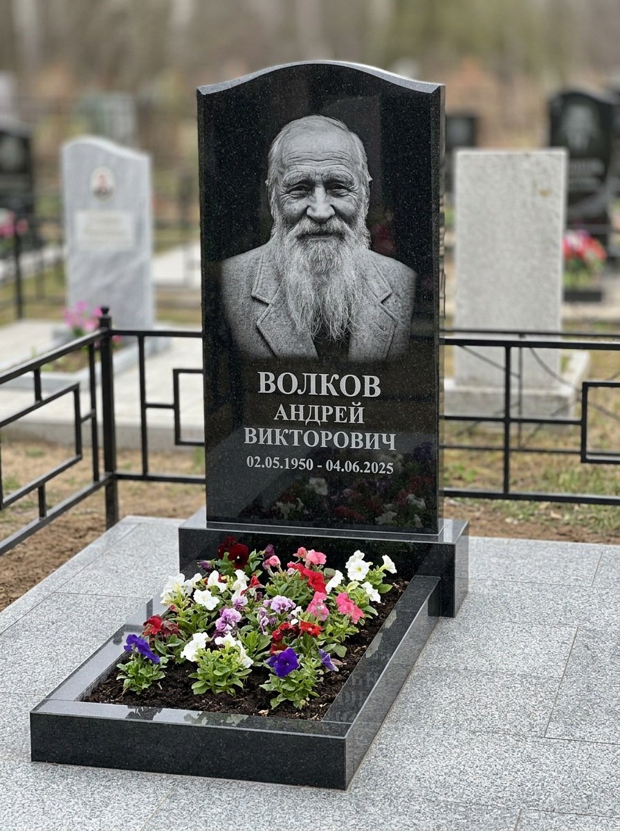 Портрет на памятнике в Рязани — Старый снимок восстановили, портрет по грудь — гравировка